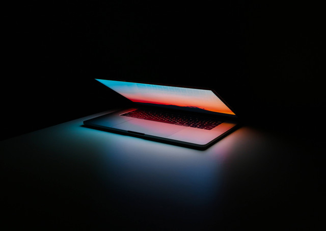 Ilustrasi Cara Mengecilkan Cahaya di Komputer. Unsplash/Ales N.