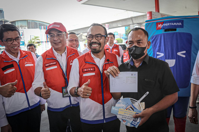 Direktur Utama Pertamina Patra Niaga, Riva Siahaan, memantau langsung layanan uji emisi di SPBU Fatmawati 31.124.02 pada Senin (4/9/2023). Dok Pertamina Patra Niaga