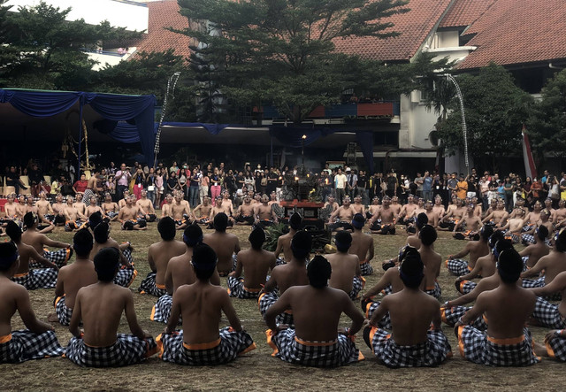 Pertunjukan Tari Kecak dalam Pembukaan dan Penutupan CEF 2023 dan CTS XV (Sumber: Dokumen Pribadi)