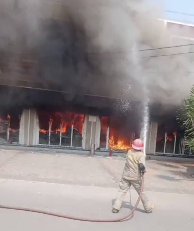 Saat api melalap seisi bangunan. Dok: Ist.