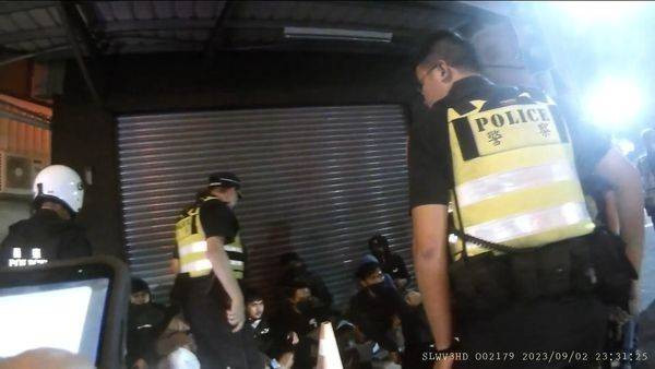 Polisi mengamankan dua kelompok pencak silat asal Indonesia yang terlibat tawuran di depan stasiun kereta Changua, Taiwan, Sabtu (2/9/2023). Foto: Changua  County Police Department