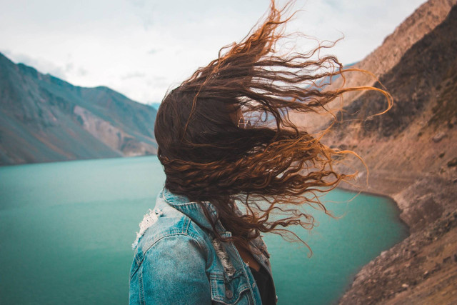 Ilustrasi Kalian dapat Merasakan Hembusan Angin di Wajah Kalian. Sumber: Unsplash/Cristobal Baeza