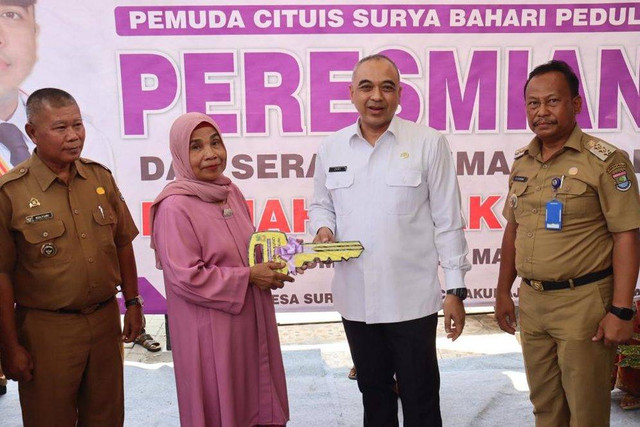 Bupati Tangerang Ahmed Zaki Iskandar menyerahkan simbol kunci kepada salah satu warga saat meresmikan bedah rumah marbot masjid di Kampung Cituis, Desa Surya Bahari, Kecamatan Pakuhaji, Kabupaten Tangerang, Selasa (5/9/2023).  Foto: Pemkab Tangerang