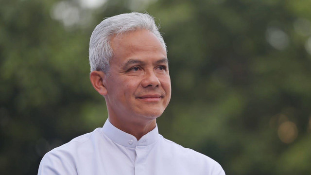 Gubernur Jawa Tengah Ganjar Pranowo menangis saat berpamitan dengan rakyat Jawa Tengah di acara 'Pesta Rakyat Terima Kasih Jawa Tengah' di halaman Kantor Gubernur Jawa Tengah, Kota Semarang pada Selasa (5/9/2023) sore. Foto: Dok. Istimewa