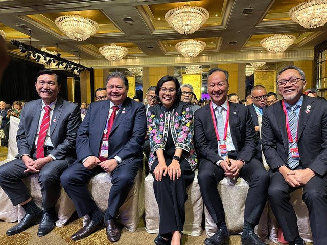 (kanan-kiri) Menko Maritim dan Investasi Luhut B Pandjaitan, Menko Perekonomian Airlangga Hartarto, Menteri Keuangan Sri Mulyani, Menteri Perindsutrian Agus Gumiwang dan Menteri Perdagangan Zulkifli HAsan dan pembukaan ASEAN-INDO-PACIFIC FORUM (AIPF), di Hotel Mulia, Jakarta, Selasa (5/9). dok, Kemendag.
