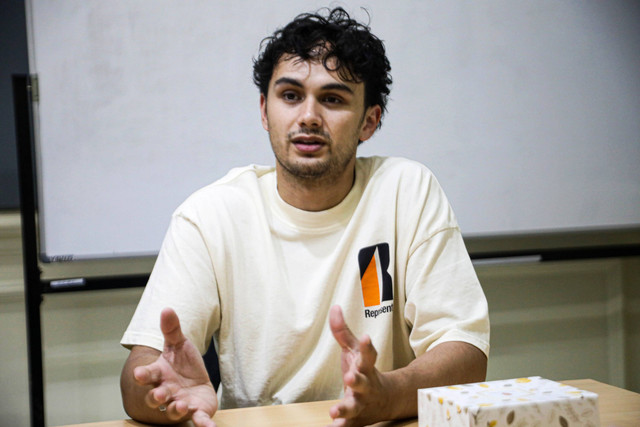 Pebalap Luis Leeds saay berkunjung ke kantor kumparan, Jakarta, Selasa (5/9/2023). Foto: Dicky Adam Sidiq/kumparan