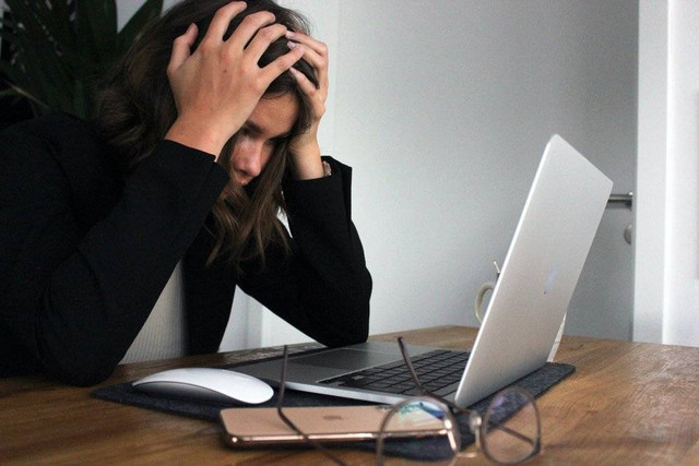 Ilustrasi stress dan depresi akibat pekerjaan. Sumber Foto: Unsplash/Elisa Ventur
