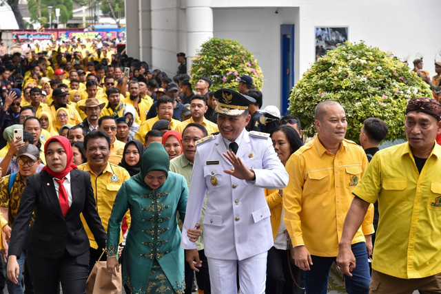 Wakil Gubernur Sumatera Utara Musa Rajekshah (tengah) menyapa warga saat menghadiri acara perpisahan akhir masa jabatan di Kantor Gubernur Sumatera Utara, Medan, Selasa (5/9/2023). Foto: Fransisco Carolio/ANTARA FOTO