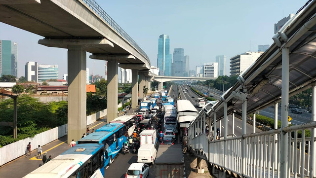 Macet Panjang Imbas Jalan Diblokir karena KTT ASEAN, Penumpang TransJ ...