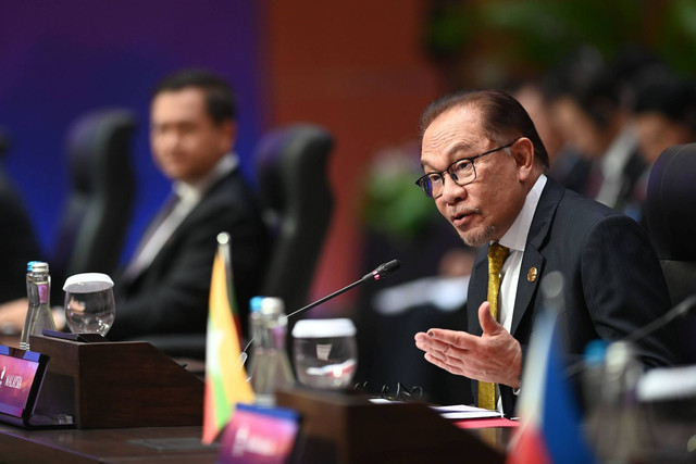 Perdana Menteri Malaysia Dato Seri Anwar Ibrahim menyampaikan pandangan saat KTT ke-26 ASEAN-China di Jakarta Convention Center, Jakarta, Rabu (6/9/2023). Foto: M Agung Rajasa/ANTARA FOTO