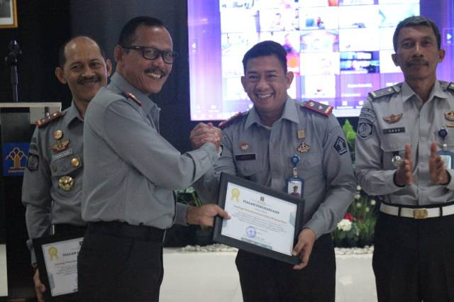 Penghargaan diserahkan oleh Kakanwil Kemenkumham Kalsel, Faisol Ali kepada Kalapas Banjarbaru, Amico Balalembang pada acara pembukaan Penyusunan Rencana Kebutuhan BMN (RKBMN) tahun 2025 yang berlangsung di Balai Pertemuan Garuda Kanwil Kemenkumham Kalsel, Senin (4/9/2023).