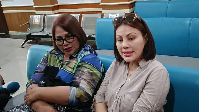 Ibunda dan Kakak Virgoun, Eva Manurung dan Febby Carol, di Pengadilan Agama Jakarta Barat, Rabu (6/9/2023). Foto: Giovanni/kumparan
