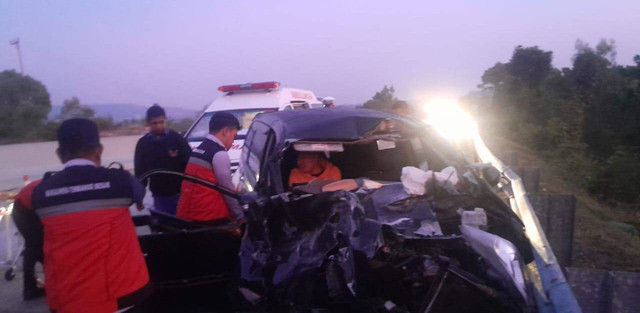 Mobil Dinas Sekretariat DPRD BE 1509 XZ alami kecelakaan di KM 11+200 jalur B tol Bakter Desa Hata, Kecamatan Penengahan, Kabupaten Lampung Selatan. | Foto: Dok Satlantas Polres Lampung Selatan