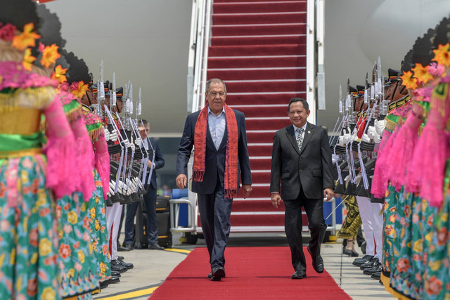Menteri Luar Negeri Rusia Sergey Lavrov (kiri) didampingi Mendagri Tito Karnavian (kanan) tiba di Terminal VVIP Bandara Soekarno Hatta, Banten, Rabu (6/9/2023). Foto: Raisan Al Farisi/ANTARA FOTO
