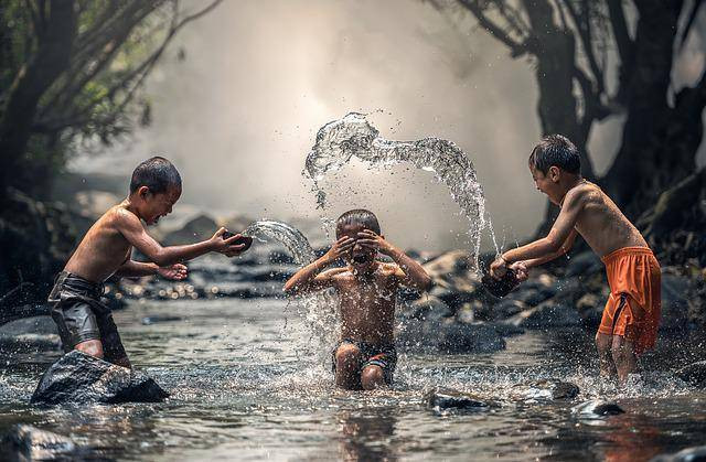 Ilustrasi anak tengah adalah mereka yang memiliki kakak dan adik. Foto: Pixabay.