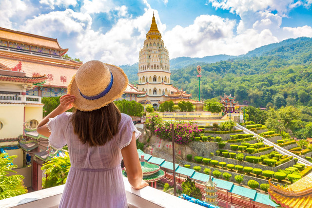 Wisatawan di Kek Lok Si Temple, Penang, Malaysia. Foto: Shutterstock