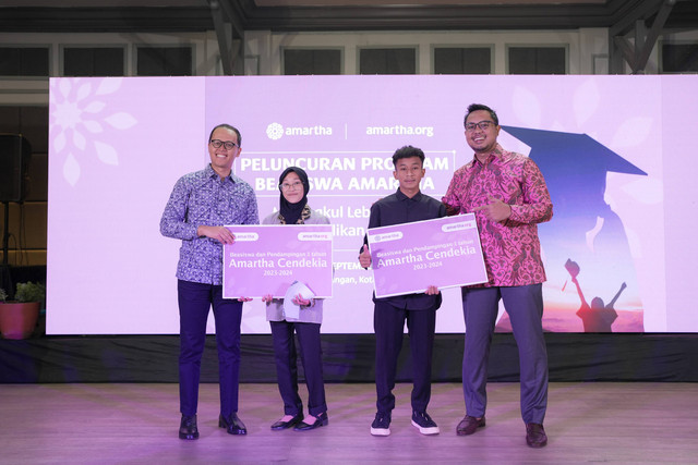 Aria Widyanto, CRSO Amartha dan Andi Taufan Garuda Putra, Founder & CEO Amartha bersama penerima Beasiswa Amartha Cendekia dalam acara Peluncuran Program Beasiswa S1 untuk mahasiswa di bidang STEAM pada Rabu, 6/9/2023.