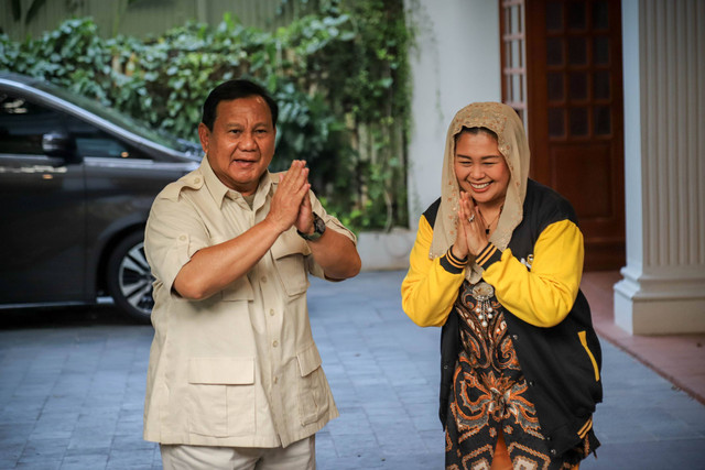 Ketum Partai Gerindra Prabowo Subianto menerima kunjungan politisi Yenny Wahid di rumahnya di Jalan Kertanegara, Kebayoran Baru, Jakarta Selatan, Rabu (6/9/2023). Foto: Jamal Ramadhan/kumparan