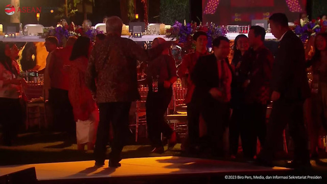 Perdana Menteri Timor Leste Xanana Gusmao joget saat menghadiri Gala Dinner KTT ke-43 ASEAN di Hutan Kota, Jakarta, Rabu (6/9/2023).