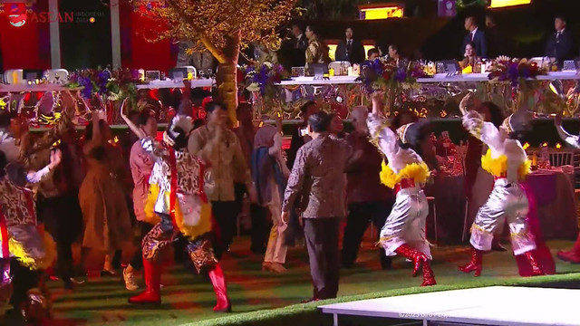 Perdana Menteri Timor Leste Xanana Gusmao joget saat menghadiri Gala Dinner KTT ke-43 ASEAN di Hutan Kota, Jakarta, Rabu (6/9/2023). Foto: Youtube/Sekretariat Presiden