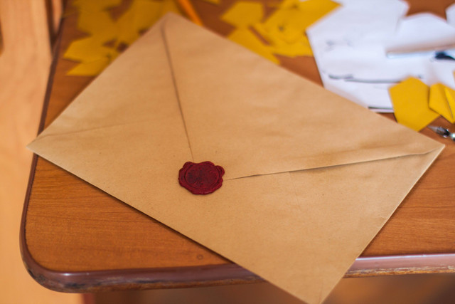 Surat adalah salah satu bentuk komunikasi tertulis yang telah ada sejak zaman kuno. Foto: Pexels.com