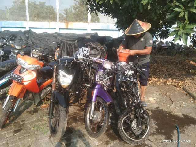 Rupbasan Mojokerto Gelar Operasi Pembersihan Eksterior Sepeda Motor Sitaan (Foto:HumasRupMoker)