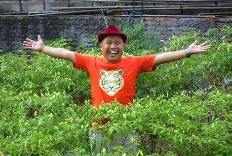 Narji berpose di tengah pohon cabai, sebagai tanda ia ingin masuk Komisi Pertanian. Foto: Dok. Istimewa