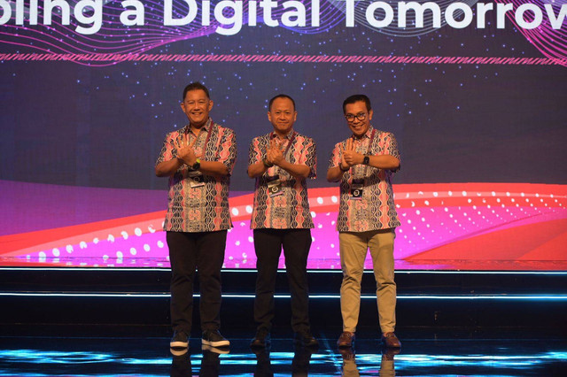  Komisaris Telkom Marcelino Pandin (tengah) bersama Direktur Wholesale & International Service Telkom,Bogi Witjaksono (kiri) dan Chief Executive Officer Telkom Indonesia Internasional (Telin) Budi Satria Dharma Purba(kanan) pada seremoni pembukaan Bali Annual Telkom International Conference (BATIC) 2023, di The Westin ResortNusa Dua Bali, Rabu (6/9)