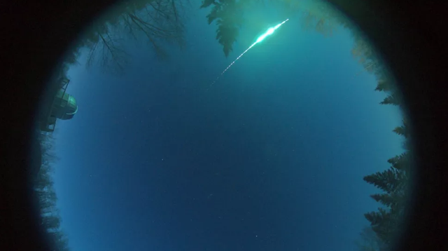 Ilustrasi meteor hijau jatuh di langit malam.  Foto:  University of Alberta
