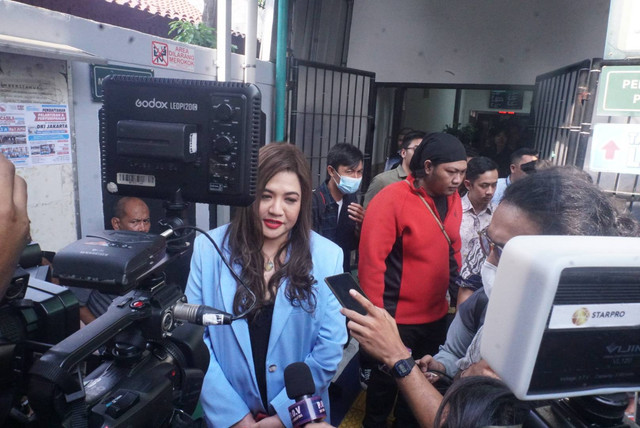 Ketua Komnas Perlindungan Anak DKI Jakarta Cornelia Agatha (kedua dari kiri) menghadiri sidang vonis Mario Dandy di PN Jaksel, Kamis (7/9/2023). Foto: Fitra Andrianto/kumparan