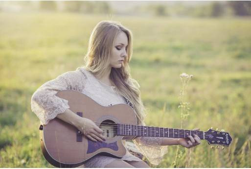 Ilustrasi gambar alat musik yang dimainkan dengan cara dipetik adalah gitar. Sumber foto: pixabay/ 822640