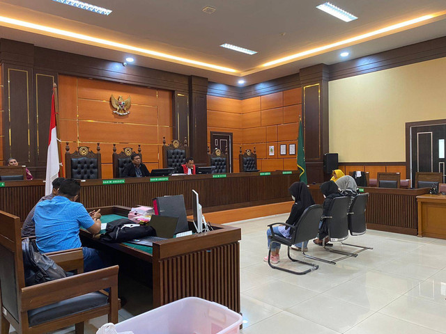 Tiga terdakwa menjalani sidang tipiring kasus kejahatan hewan mencekoki kucing dengan soju. Foto: kumparan