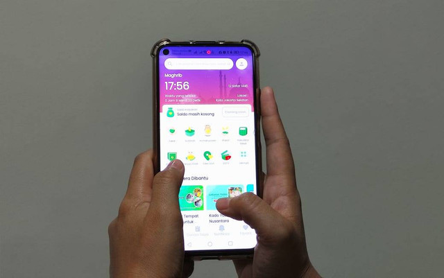 Aplikasi Dompet Dhuafa memudahkan masyarakat untuk berdonasi dan sebar kebaikan tanpa harus ribet. Beragam fitur ditawarkan oleh aplikasi ini. Aplikasi Dompet Dhuafa atau DD Apps menyediakan dua fitur utama, yakni fitur Donasi dan Ibadah. Pada fitur Donasi, kita dapat menyalurkan dana kebaikan yang tidak hanya mencakup infak, tetapi juga sedekah, zakat, wakaf, dana khusus untuk kemanusiaan, hingga mambayar atau mencicil hewan kurban. Sedangkan untuk fitur Ibadah, DD Apps menyediakan Jadwal Salat, Al-Qur’an yang dilengkapi dengan audio, Kalkulator Zakat untuk menghitung besaran zakat yang wajib dikeluarkan, Jemput Zakat agar Anda tidak perlu pergi ke luar rumah, hingga menu Tanya Ustaz yang akan terhubung langsung dengan ustaz untuk berkonsultasi seputar agama, khususnya Ziswaf.