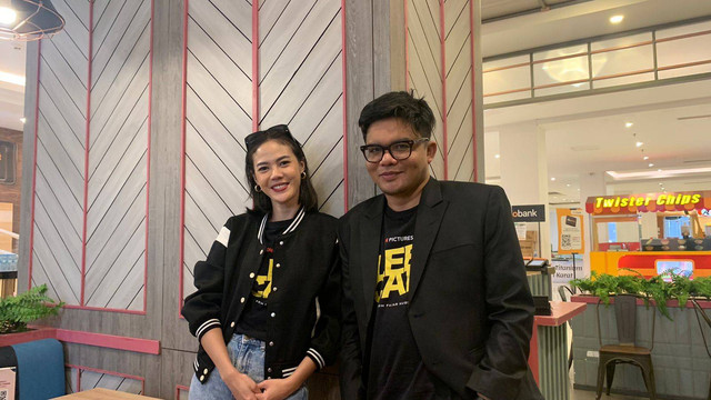 Fajar Nugros - Sutradara & Head of IDN Pictures Bersama Della Dartyan Pemeran Bella di Film Sleepcall. Foto: Fajar Bahari