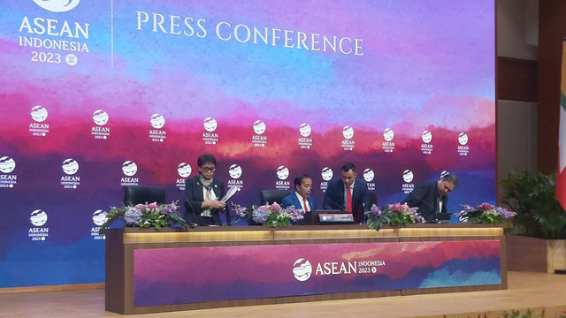 Presiden Jokowi memberikan keterangan pers usai menutup Keketuaan Indonesia di KTT ASEAN 2023, di Jakarta, Kamis (7/9/2023). Foto: Nadia Riso/kumparan