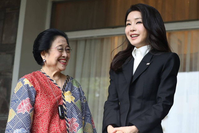 Presiden ke-5 RI Megawati Soekarnoputri menyambut kedatangan Ibu Negara Korea Selatan (Korsel) Kim Keon Hee di Istana Batu Tulis, Bogor, Kamis (7/9/2023). Foto: Dok. PDIP