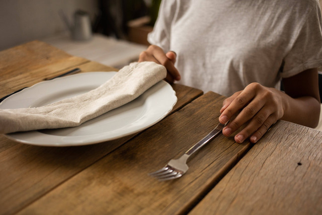 Setiap orang dalam ruang lingkup masyarakat perlu memahami pengertian tata krama. Foto: Pexels.com