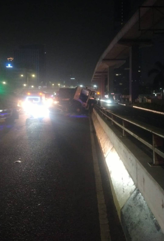 Truk terguling di fly over Kuningan, Jaksel, Jumat (8/9) pagi. Foto: Twitter/@TMCPoldaMetro