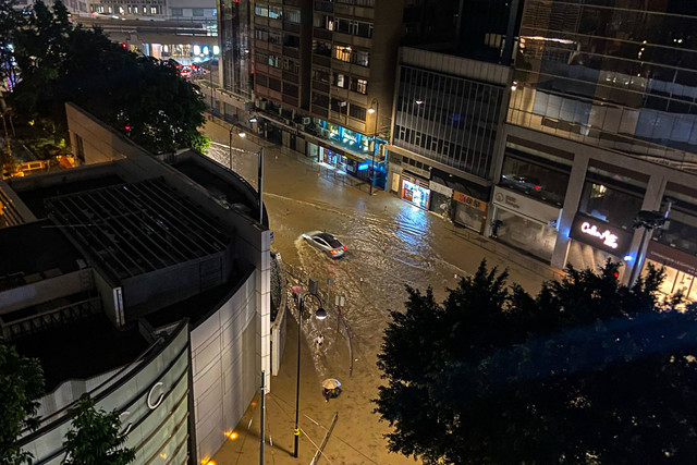 Suasana jalan yang terendam banjir setelah hujan badai lebat memicu 'Peringatan Hujan Badai Hitam' dari observatorium cuaca kota, di Hong Kong pada 7 September 2023. Foto: Dene Chen / AFP