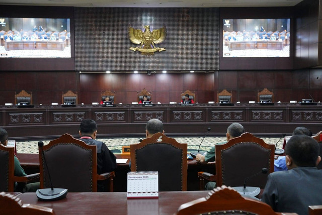 Suasana sidang pemeriksaan pendahuluan uji materi Undang-Undang (UU) Nomor 34 Tahun 2004 tentang Tentara Nasional Indonesia (TNI), yakni terkait usia pensiun prajurit TNI. Foto: Dok. Istimewa