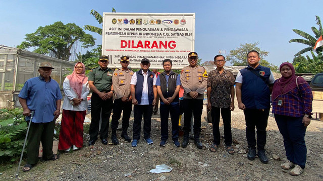 Satgas BLBI memasang plang aset properti eks BLBI di Jawa Barat. Foto: Dok. Satgas BLBI