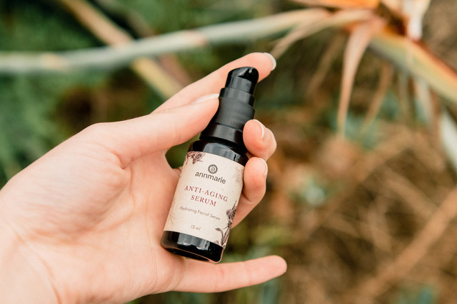 Ilustrasi Cara Menggunakan Face Mist. Unsplash/Chandra Oh.