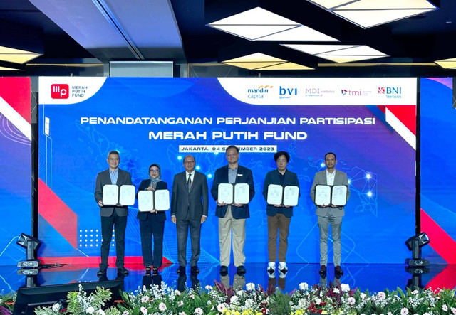 Wamen BUMN Rosan Roeslani (ketiga dari kiri); dari kiri ke kanan, CEO BNI Ventures Eddi Danusaputro, CEO TMI Mia Melinda, CEO MDI Ventures Donald Wihardja, CEO BRI Ventures Nicko Widjaja, dan CEO Mandiri Capital Indonesia Dennis Pratistha. Foto: Dok. Telkom