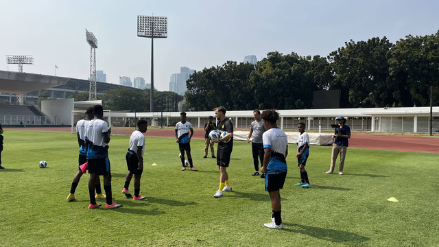 Mantan pemain Borussia Dortmund, Marcel Schmelzer (tengah), saat memberikan coaching clinic kepada para pemain Papua Football Academy di Stadion Madya, Jakarta, pada Jumat (8/9). Foto: Jodi Hermawan/kumparan
