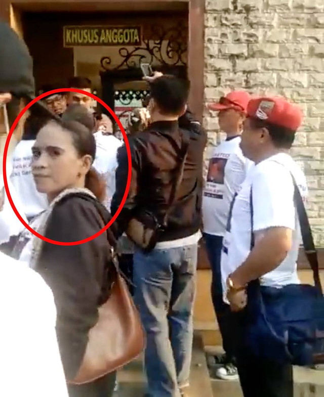 Sosok perempuan yang memakai jaket gelap saat Rocky Gerung usai diperiksa Bareskrim, Rabu (6/9). Foto: Dok. Istimewa