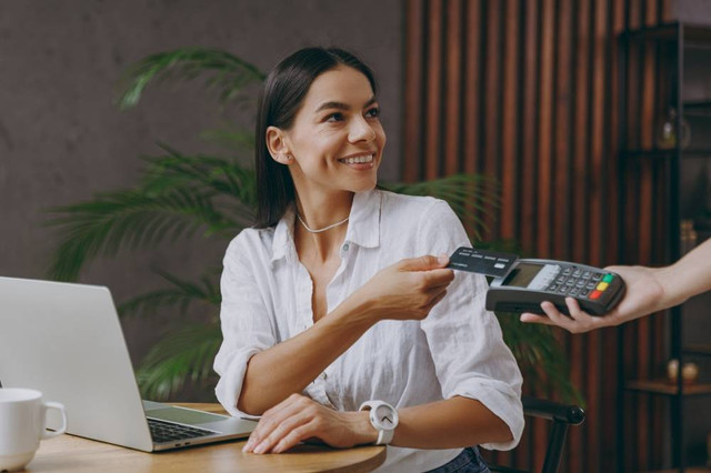 Ilustrasi berbelanja menggunakan kartu kredit. Foto: Shutterstock