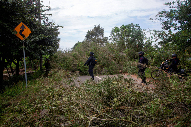 Sejumlah anggota Brimob Polda Kepri menyisir jalan yang diblokir oleh warga Pulau Rempang, Batam, Kepulauan Riau, Jumat (8/9/2023). Foto: Teguh Prihatna/Antara Foto