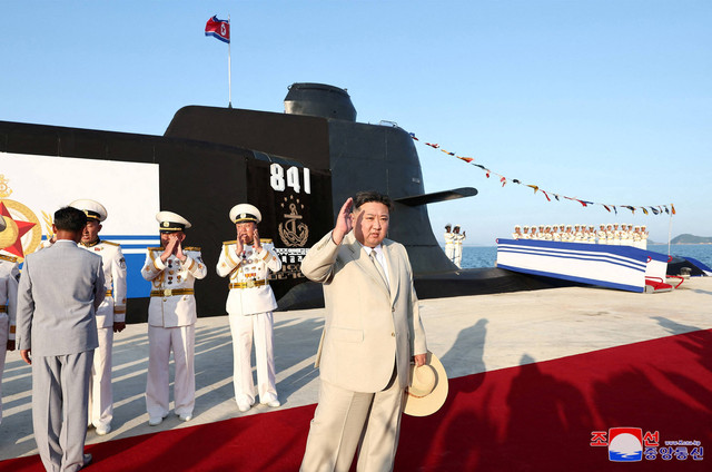 Pemimpin Korea Utara Kim Jong-Un menghadiri upacara peluncuran kapal selam serang nuklir taktis baru di Korea Utara pada 8 September 2023. Foto: KCNA via REUTERS