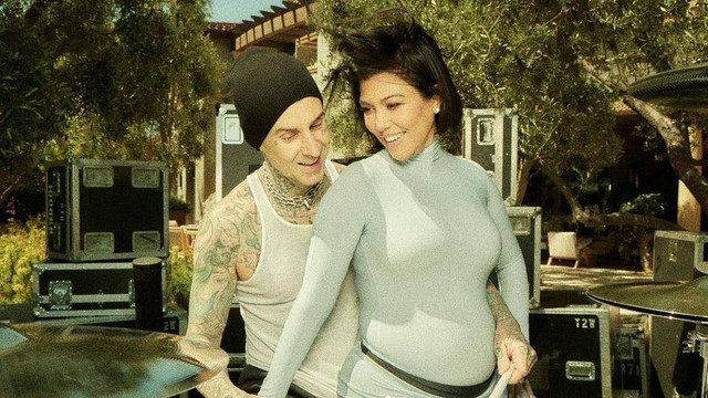 Kourtney Kardashian dan Travis Barker. Foto: Instagram/@kourtneykardash