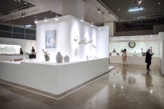 Pengunjung melihat karya seni pada pameran bertajuk "Korea-Indonesia Ceramic Art Connecting 5,296km" di Museum Nasional, Jakarta, Jumat (8/9). Foto: Jamal Ramadhan/kumparan